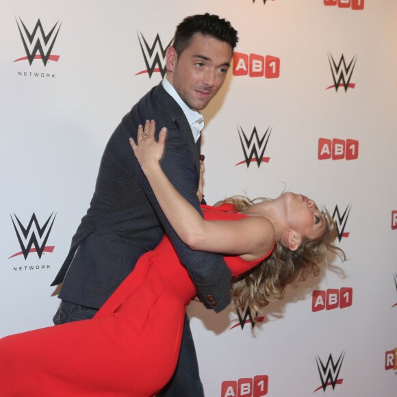 Enora Malagré et Maxime Dereymez, dans les coulisses du combat de catch WWE LIVE Revenge à l'AccorHotels Arena à Paris, le 22 avril 2016.