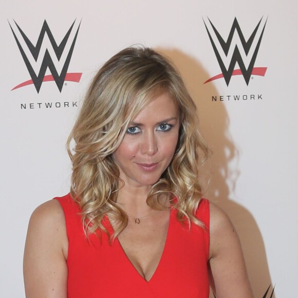 Enora Malagré, dans les coulisses du combat de catch WWE LIVE Revenge à l'AccorHotels Arena à Paris, le 22 avril 2016.