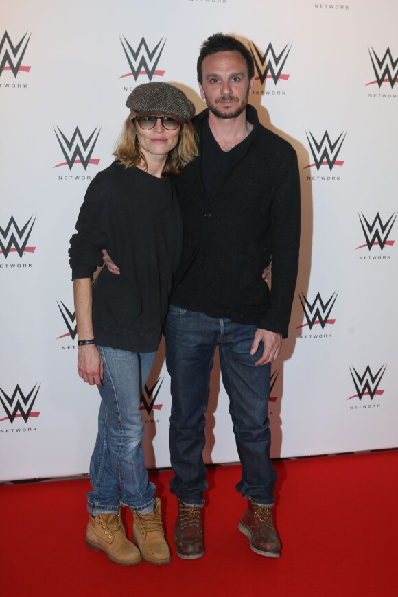 Virginie de Clausade et son compagnon Dimitri Storoge, dans les coulisses du combat de catch WWE LIVE Revenge à l'AccorHotels Arena à Paris, le 22 avril 2016.