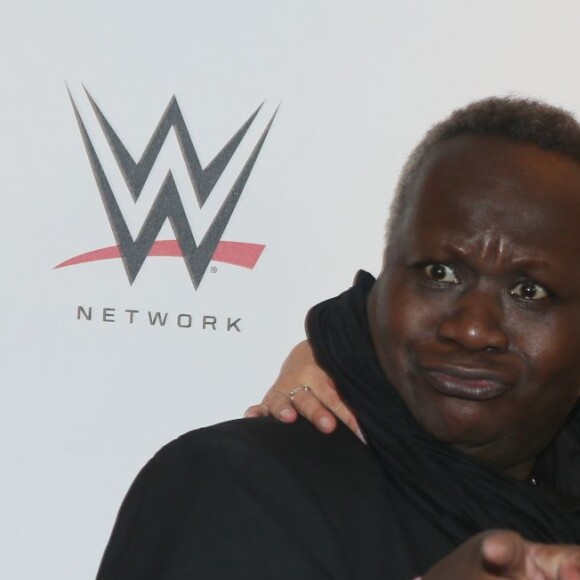 Magloire et Enora Malagré, dans les coulisses du combat de catch WWE LIVE Revenge à l'AccorHotels Arena à Paris, le 22 avril 2016.