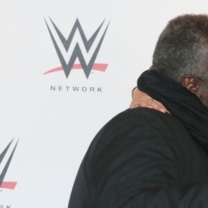 Magloire et Enora Malagré, dans les coulisses du combat de catch WWE LIVE Revenge à l'AccorHotels Arena à Paris, le 22 avril 2016.