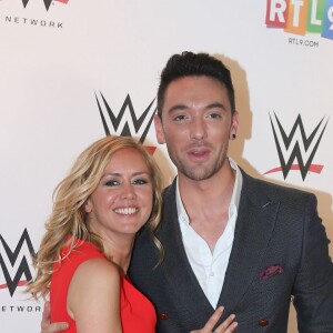 Enora Malagré et Maxime Dereymez, dans les coulisses du combat de catch WWE LIVE Revenge à l'AccorHotels Arena à Paris, le 22 avril 2016.