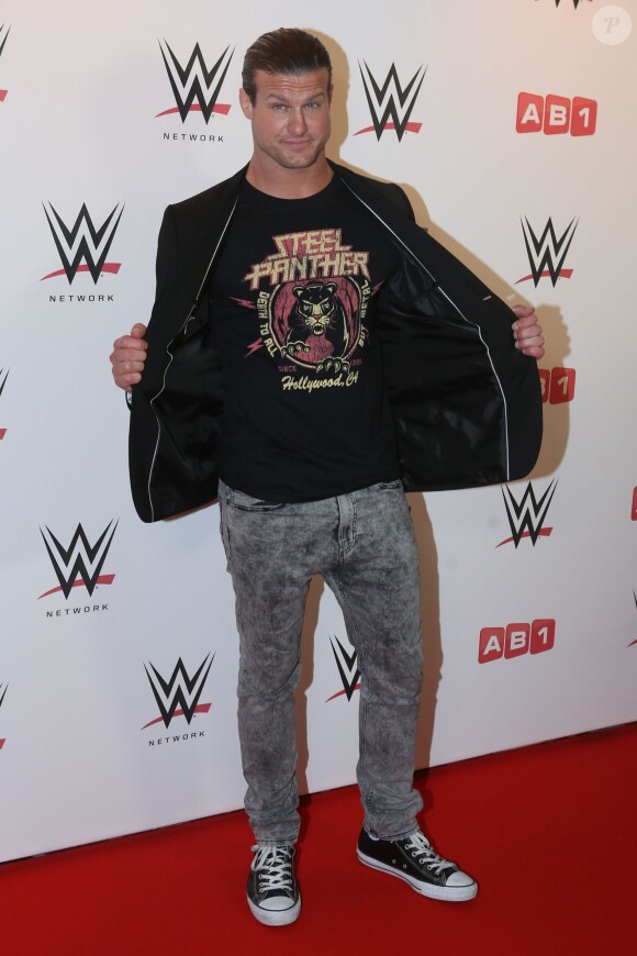 Dolph Ziggler (Nick Nemeth), dans les coulisses du combat de catch WWE LIVE Revenge à l'AccorHotels Arena à Paris, le 22 avril 2016.