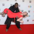 Magloire et Enora Malagré, dans les coulisses du combat de catch WWE LIVE Revenge à l'AccorHotels Arena à Paris, le 22 avril 2016.