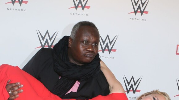 Enora Malagré, chahutée par Magloire dans les coulisses du combat de catch WWE !