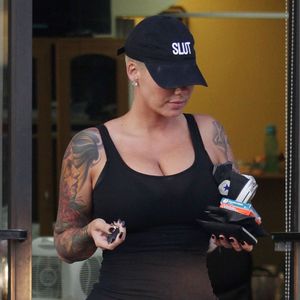 Amber Rose quitte un salon de beauté à Studio City, Los Angeles, le 22 avril 2016.