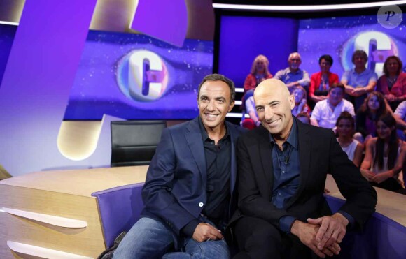 Nikos Aliagas et Nicolas Canteloup, sur le plateau de l'émission C'est Canteloup, du lundi au vendredi à 20h40 sur TF1.