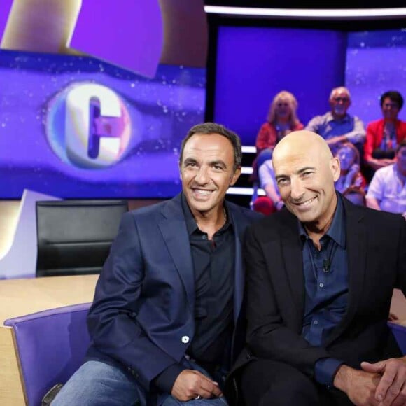 Nikos Aliagas et Nicolas Canteloup, sur le plateau de l'émission C'est Canteloup, du lundi au vendredi à 20h40 sur TF1.