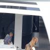 Beyonce Knowles et son mari Jay Z quittent leur yacht pour aller déjeuner à terre avec leur fille Blue Ivy dans les Iles de Lerins le 16 septembre 2015. A peine embarqué dans l'annexe du yacht Galactica Star, Beyonce prend son appareil photo et mitraille la petite Blue Ivy entre deux calins. Une fois à terre, Blue Ivy pose pour ses deux parents près d'un canon. Les Iles de Lérins forment un archipel dans la baie de Cannes.