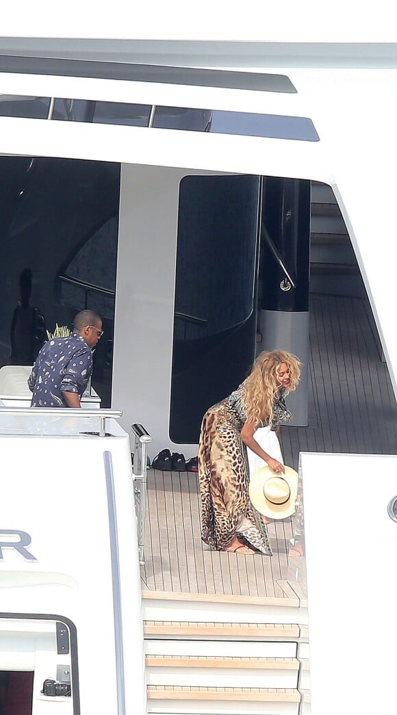 Beyonce Knowles et son mari Jay Z quittent leur yacht pour aller déjeuner à terre avec leur fille Blue Ivy dans les Iles de Lerins le 16 septembre 2015. A peine embarqué dans l'annexe du yacht Galactica Star, Beyonce prend son appareil photo et mitraille la petite Blue Ivy entre deux calins. Une fois à terre, Blue Ivy pose pour ses deux parents près d'un canon. Les Iles de Lérins forment un archipel dans la baie de Cannes.