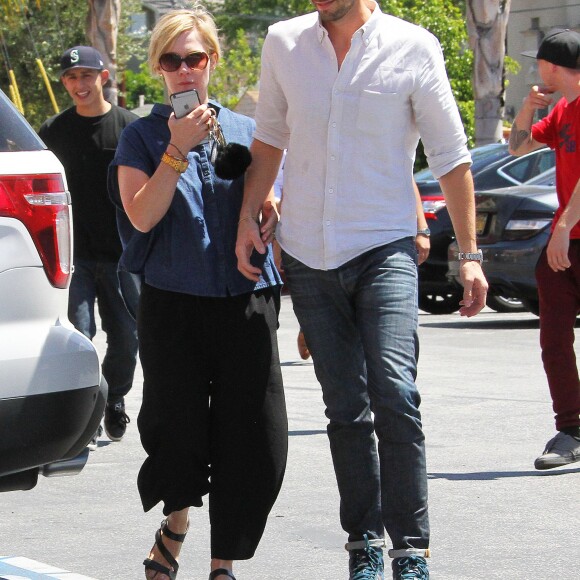 Jennie Garth et son mari David Abrams se rendent dans la boutique Marshall avant d'aller déjeuner à Los Angeles, le 22 avril 2016.