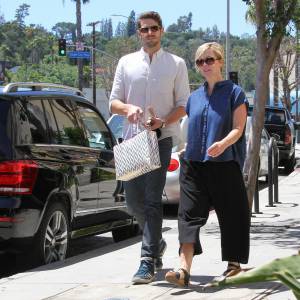 Jennie Garth et son mari David Abrams se rendent dans la boutique Marshall avant d'aller déjeuner à Los Angeles, le 22 avril 2016.