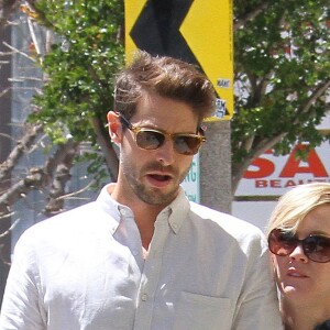 Jennie Garth et son mari David Abrams se rendent dans la boutique Marshall avant d'aller déjeuner à Los Angeles, le 22 avril 2016.