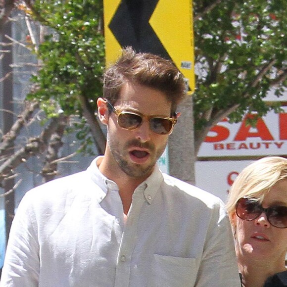 Jennie Garth et son mari David Abrams se rendent dans la boutique Marshall avant d'aller déjeuner à Los Angeles, le 22 avril 2016.
