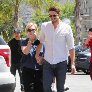 Jennie Garth et son mari David Abrams se rendent dans la boutique Marshall avant d'aller déjeuner à Los Angeles, le 22 avril 2016.