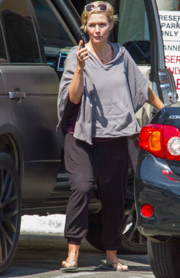 Jennie Garth fait du shopping dans les rues de Los Angeles, le 14 avril 2016