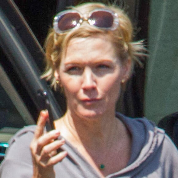 Jennie Garth fait du shopping dans les rues de Los Angeles, le 14 avril 2016