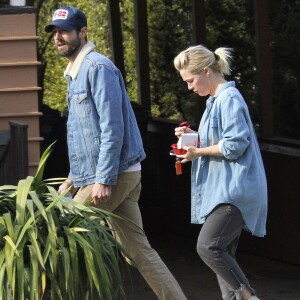 Jennie Garth et son mari David Abrams font du shopping à Los Angeles, le 14 janvier 2016