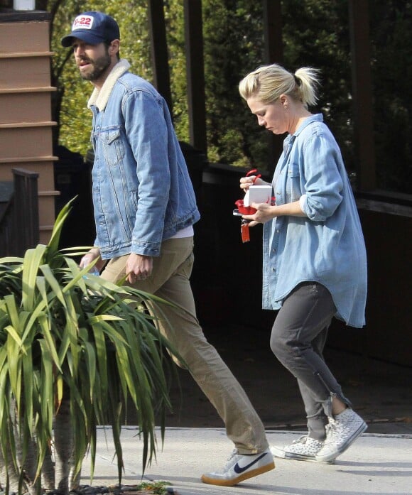 Jennie Garth et son mari David Abrams font du shopping à Los Angeles, le 14 janvier 2016