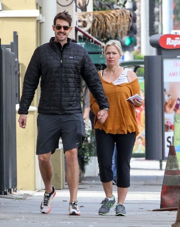 Jennie Garth et son mari Dave Abrams se promènent à Los Angeles le 4 décembre 2015.