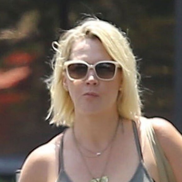 Exclusif - Jennie Garth se promène à "Ocean Park" à Santa Monica. Jennie s'est mariée le 11 juillet dernier avec Dave Abrams. Le 31 juillet 2015