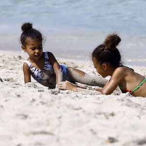 North West s'amuse sur la plage avec sa nounou et une amie à Miami, le 23 avril 2016, pendant que ses parents sont au mariage d'I.Rangel et D. Grutman.