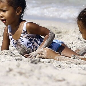 North West s'amuse sur la plage avec sa nounou et une amie à Miami, le 23 avril 2016, pendant que ses parents sont au mariage d'I.Rangel et D. Grutman.