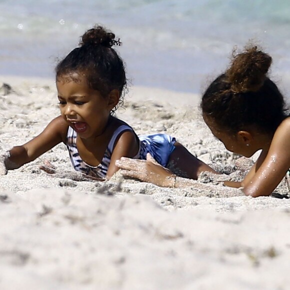 North West s'amuse sur la plage avec sa nounou et une amie à Miami, le 23 avril 2016, pendant que ses parents sont au mariage d'I.Rangel et D. Grutman.