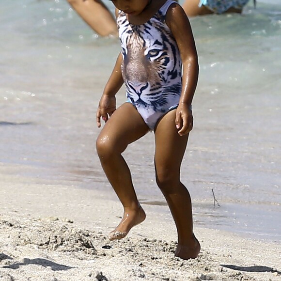 North West s'amuse sur la plage avec sa nounou et une amie à Miami, le 23 avril 2016, pendant que ses parents sont au mariage d'I.Rangel et D. Grutman.