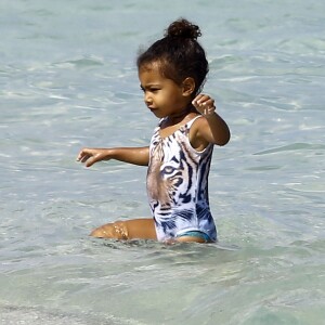 North West s'amuse sur la plage avec sa nounou et une amie à Miami, le 23 avril 2016, pendant que ses parents sont au mariage d'I.Rangel et D. Grutman.