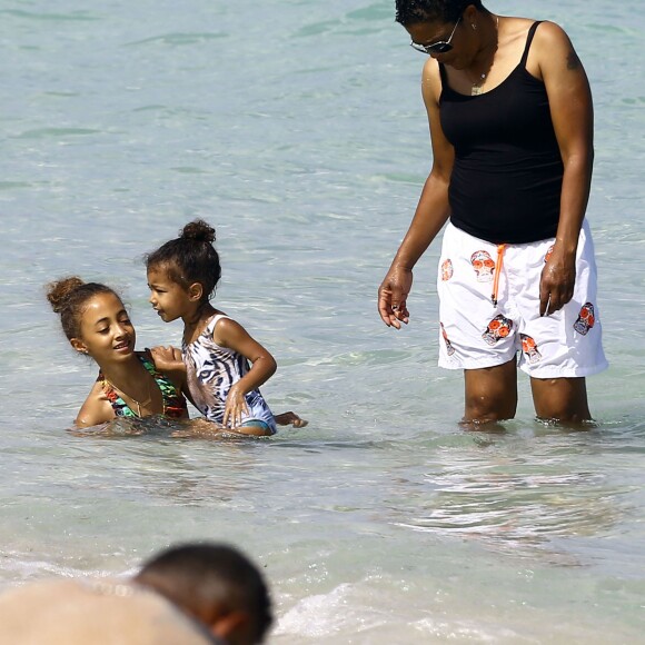 North West s'amuse sur la plage avec sa nounou et une amie à Miami, le 23 avril 2016, pendant que ses parents sont au mariage d'I.Rangel et D. Grutman.