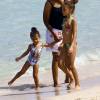 North West s'amuse sur la plage avec sa nounou et une amie à Miami, le 23 avril 2016, pendant que ses parents sont au mariage d'I.Rangel et D. Grutman.