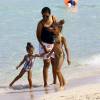 North West s'amuse sur la plage avec sa nounou et une amie à Miami, le 23 avril 2016, pendant que ses parents sont au mariage d'I.Rangel et D. Grutman.
