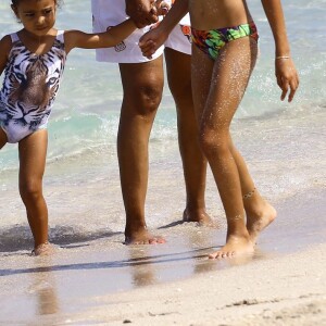 North West s'amuse sur la plage avec sa nounou et une amie à Miami, le 23 avril 2016, pendant que ses parents sont au mariage d'I.Rangel et D. Grutman.