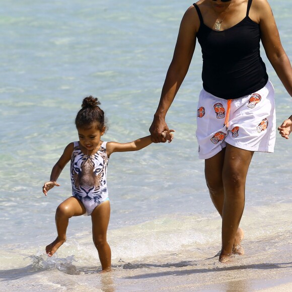 North West s'amuse sur la plage avec sa nounou et une amie à Miami, le 23 avril 2016, pendant que ses parents sont au mariage d'I.Rangel et D. Grutman.