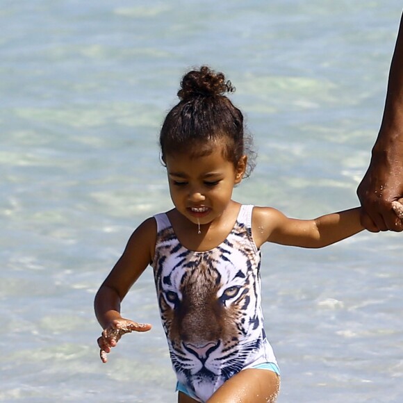 North West s'amuse sur la plage avec sa nounou et une amie à Miami, le 23 avril 2016, pendant que ses parents sont au mariage d'I.Rangel et D. Grutman.