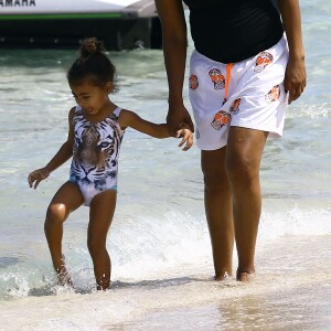 North West s'amuse sur la plage avec sa nounou et une amie à Miami, le 23 avril 2016, pendant que ses parents sont au mariage d'I.Rangel et D. Grutman.