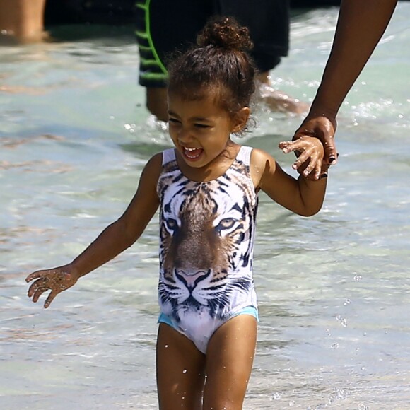 North West s'amuse sur la plage avec sa nounou et une amie à Miami, le 23 avril 2016, pendant que ses parents sont au mariage d'I.Rangel et D. Grutman.