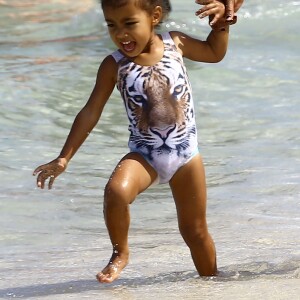 North West s'amuse sur la plage avec sa nounou et une amie à Miami, le 23 avril 2016, pendant que ses parents sont au mariage d'I.Rangel et D. Grutman.