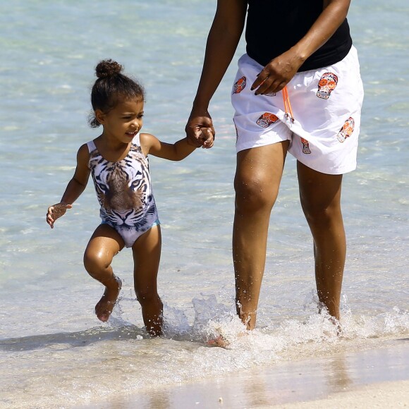 North West s'amuse sur la plage avec sa nounou et une amie à Miami, le 23 avril 2016, pendant que ses parents sont au mariage d'I.Rangel et D. Grutman.