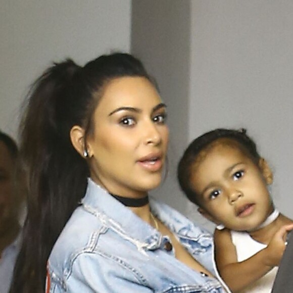 Kim Kardashian et sa fille North West dans les rues de Miami, le 24 avril 2016