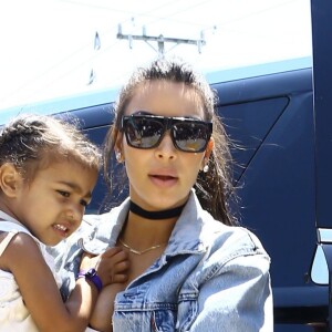 Kim Kardashian et sa fille North West dans les rues de Miami, le 24 avril 2016