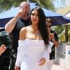 Kim Kardashian fait du shopping avec des amis lors de ses vacances à Miami, le 23 avril 2016.