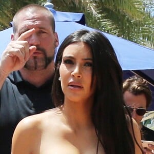 Kim Kardashian fait du shopping avec des amis lors de ses vacances à Miami, le 23 avril 2016.