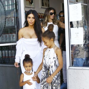 Kim Kardashian, sa fille North et une amie font du shopping avec des amis lors de ses vacances à Miami, le 23 avril 2016.