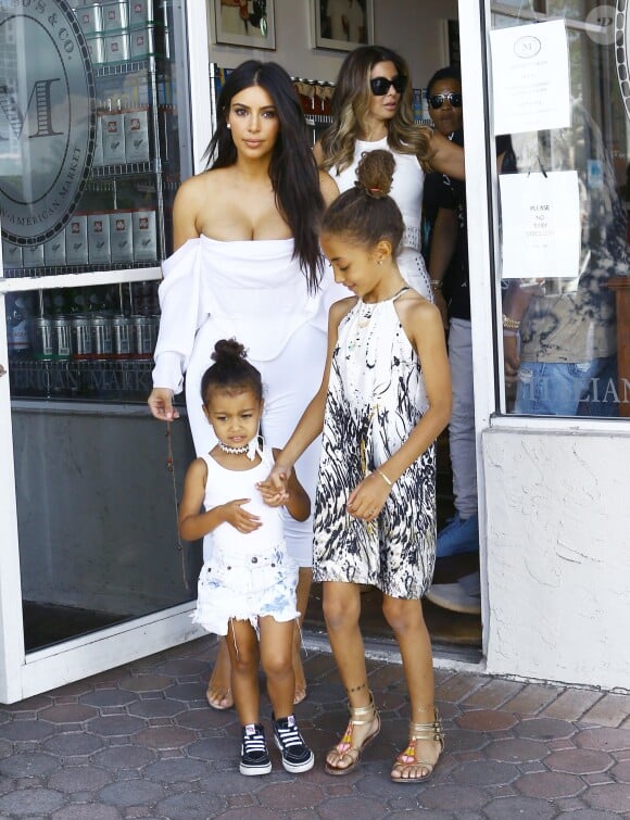 Kim Kardashian, sa fille North et une amie font du shopping avec des amis lors de ses vacances à Miami, le 23 avril 2016.
