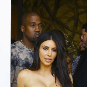Kim Kardashian et son mari Kanye West font du shopping avec des amis lors de ses vacances à Miami, le 23 avril 2016.