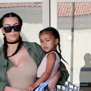 Kim Kardashian se promène avec sa fille North West dans les rues de Encino, le 21 avril 2016