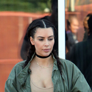 Kim Kardashian emmène sa fille North West à un cours de ‘aerial arts' à Redondo Beach. Kim porte des sandales en plexiglas et laisse entrevoir son camel toe! Le 21 avril 2016