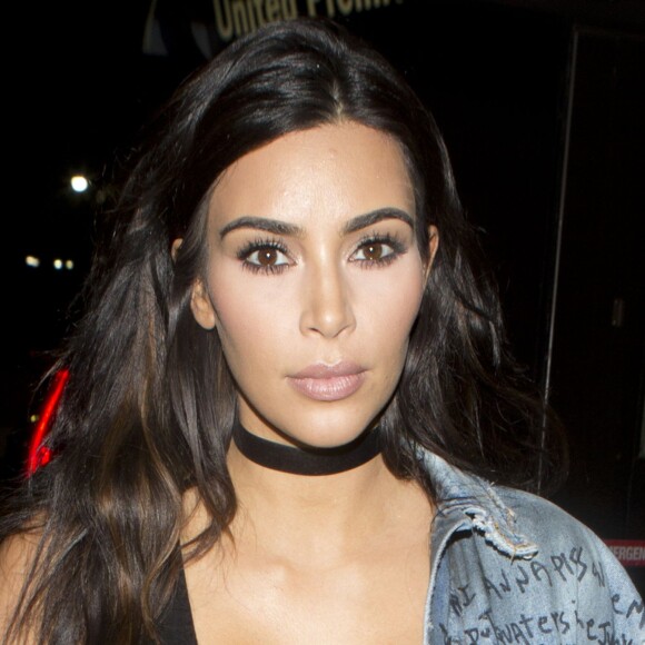 Kim Kardashian arrive à l'aéroport de LAX à Los Angeles pour prendre l’avion. Elle porte une veste en jean de la nouvelle collection de son mari Kanye West avec l'inscription 'Nazi tweeks rule'. Le 11 avril 2016